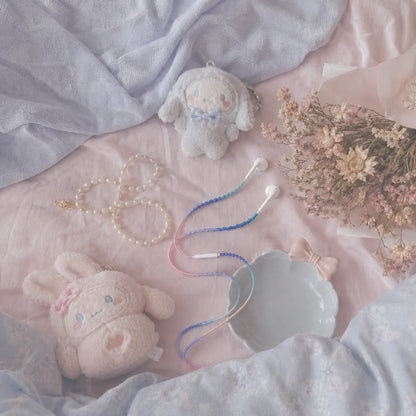  Dreamy milky bedding photo dump with blueberry blush milky gradient wrapped earphones and scattered pearl strands, soft plush toys, and dried pastel florals 